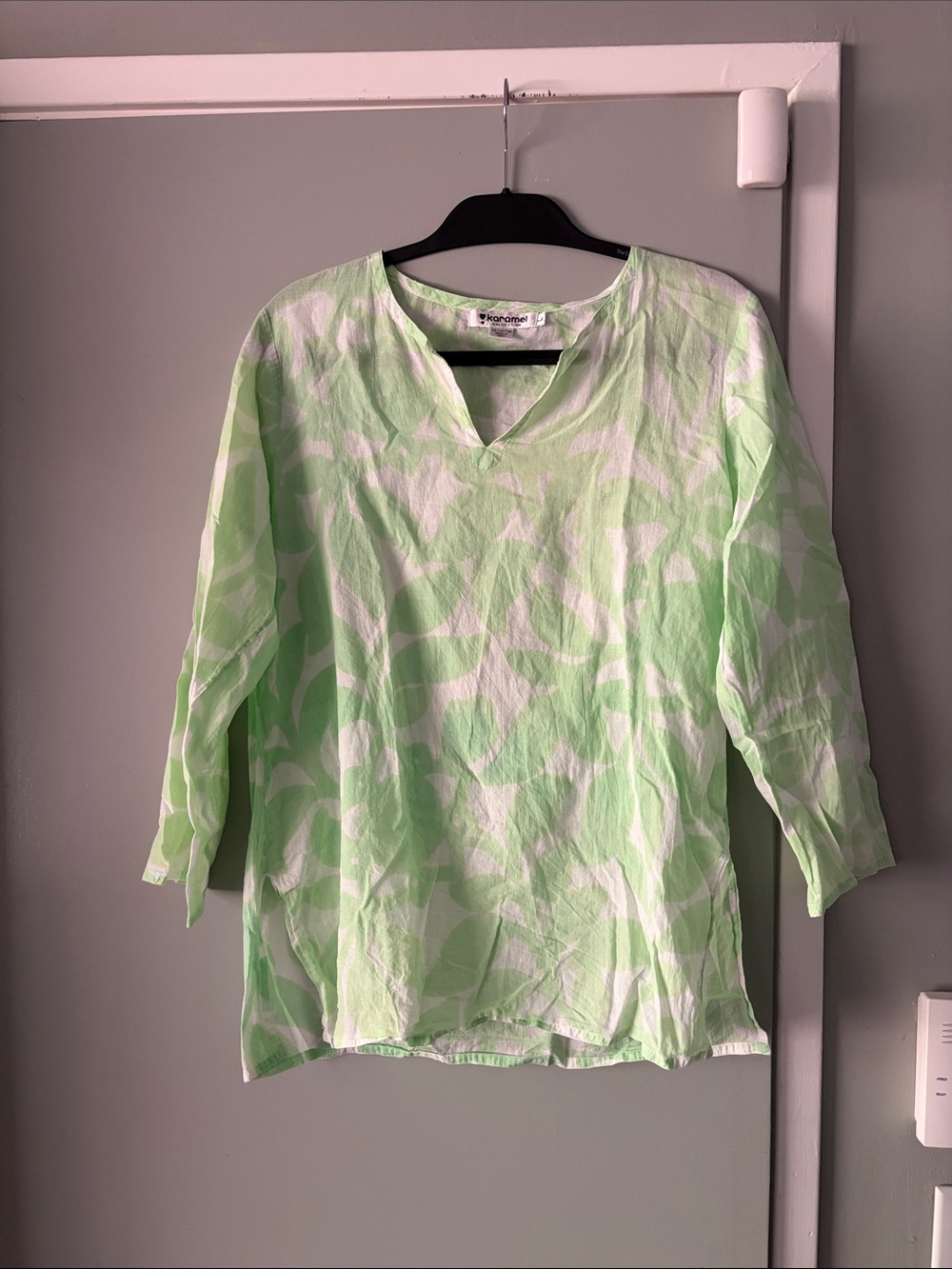 Karamel Collection - women's v-neck blouse top in green and white, size L